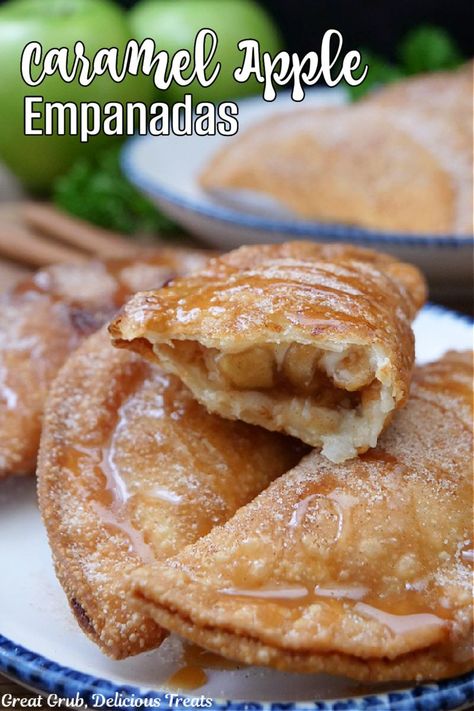 A white plate with blue trim with four caramel apple empanadas on it with one broken in half. Empanada Dessert, Caramel Apple Empanadas, Dessert Empanadas Recipe, Apple Empanadas, Empanada Dough, Empanadas Dough, Apples Cinnamon, Apple Dessert Recipes, Empanadas Recipe