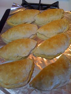 biscuit empanadas recipe Fun and easy dinner idea. About 15 min to prepare. Biscuit Empanadas, Guatemala Food, Breakfast Empanadas, Grand Biscuit Recipes, Pork Empanadas, Easy Empanadas Recipe, Baked Empanadas, Beef Empanadas Recipe, Easy Biscuit