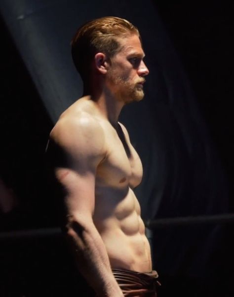 Charlie Hunnam King Arthur, Charlie Hunnam Gif, Rei Arthur, King Arthur Legend, Ginger Men, Jax Teller, Charlie Hunnam, King Arthur, Male Poses