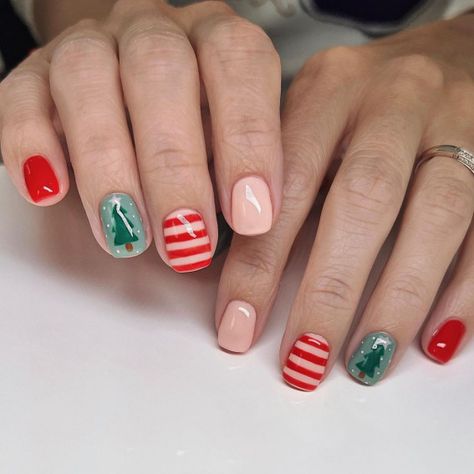 Christmas Nails Archives - Page 9 of 71 - Fabmood | Wedding Colors, Wedding Themes, Wedding color palettes Nail Designs Christmas Holiday, Basic Christmas Tree, Matte Christmas Nails, Minimalist Christmas Nails, Christmas Holiday Nails, Chrome Christmas, Christmas Tree Nail Designs, Jewel Christmas, Christmas Tree Nail Art