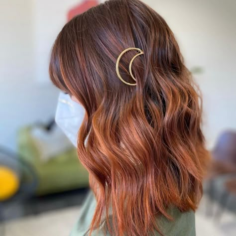 Light Brown And Copper Balayage, Copper Balayage With Bangs, Red Balayage Hair With Bangs, Medium Length Copper Balayage, Brown Roots Red Hair, Brunette To Red Hair Balayage, Brown To Copper Balayage, Brunette Copper Balayage, Partial Balayage Brunettes