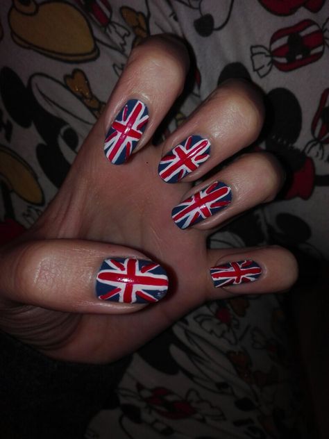 England nail art #NailsOfTheDay #NailArt #Mani #Nails #Today #PicOfTheDay 2010s Nails, 2010 Nails, England Nails, British Nails, British Flag Nails, Gel Ideas, Monster Nails, Flag Nails, Mani Nails