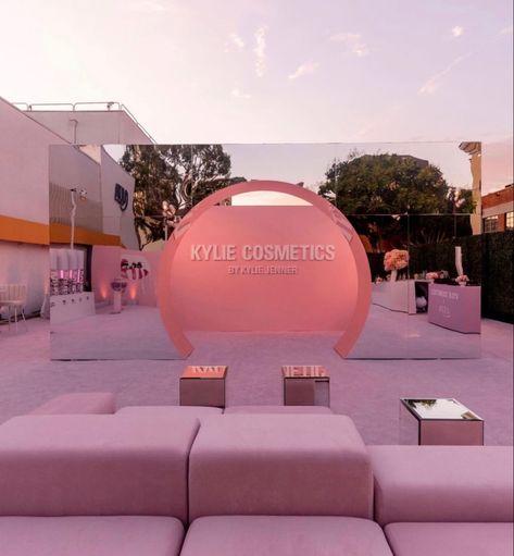 Brand Activation Ideas, Business Launch Party, Launch Event Ideas, Event Booth Design, Trajes Kylie Jenner, Event Layout, Corporate Event Design, Event Booth, Salon Suites