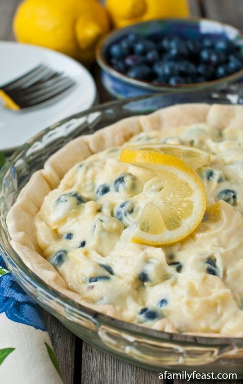 A fabulous summer pie recipe: Lemon Blueberry Cream Pie. Easy to prepare and super delicious! Blueberry Cream Pie, Summer Pie Recipes, Blueberry Cream Cheese Muffins, Blueberry Cream Pies, Lemon And Blueberry, Blueberry Buckle, Pie Easy, Summer Pie, Summertime Recipes