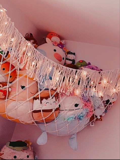 Squishmallows Set Up, Squishmallow Hanging Net, Squishmallow Net Storage, Plushie Net Aesthetic, Squishmallows Net, Squishmallow Room Ideas, Squishmallow Organization Ideas, Squishmallow Holder, Squishmallow Storage Ideas