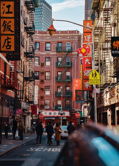 Last Saturday I meet with amazing and very talented photographers at Unsplash NYC Photo Walk. Here one of the photos.. Download this photo by Sandy Ching on Unsplash Chinatown Nyc, San Myshuno, New York Wallpaper, Voyage New York, China Town, Gold Aesthetic, New York Art, New York Street, Twitter Header