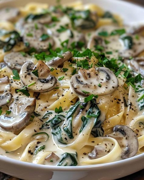 Healthy Creamy Parmesan Spinach Mushroom Pasta Spinach Mushroom Pasta, Spinach Fettuccine, Parmesan Spinach, Spinach Pasta Recipes, Garlic Parmesan Pasta, Fettuccine Recipes, Chicken Spinach Pasta, Mushroom Recipes Pasta, Spinach Mushroom