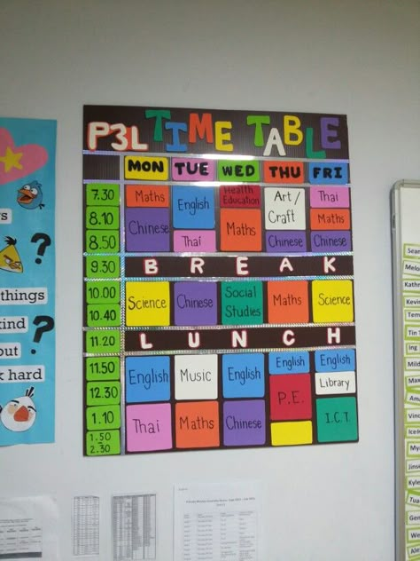 A giant version of the students timetable. Visual, colourful and saves time. This is not my idea or class, the teaching assistant did a wonderful job in her homeroom. Visual Timetable Classroom, Timetable For Classroom, Timetable Decoration Ideas, School Timetable Chart, Class Timetable Ideas, Staff Room Decoration Ideas, Students Timetable, School Timetable Ideas, Time Table Ideas