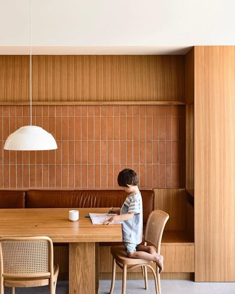 Rob Kennon Architects on Instagram: “Dining space with terracotta tiles, leather and timber veneer joinery . . 📷 @derek_swalwell . . #rkabrunswick” Minimalism Living, 70s House, Timber Veneer, Terracotta Tiles, Kitchen Plans, Residential Interior, Dining Room Design, Banquette, Cheap Home Decor