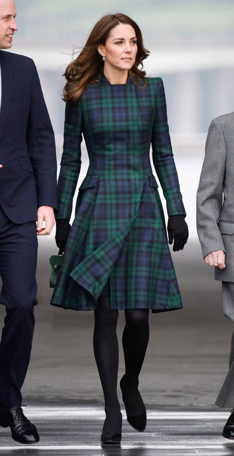 Kate Middleton tartan coat Vévodkyně Kate, Style Kate Middleton, Düşes Kate, Looks Kate Middleton, Tartan Coat, Tartan Fashion, Kate Middleton Outfits, Kate Middleton Prince William, Black Watch Tartan