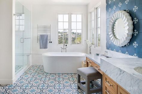 15 Beautiful Blue Bathrooms to Promote Relaxation Light Blue Bathroom, Blue Bathrooms Designs, Elegant Bathroom Ideas, Beach Style Bathroom, Glamorous Bathroom, Blue Bathroom Tile, Spa Time, Cle Tile, Brown Bathroom