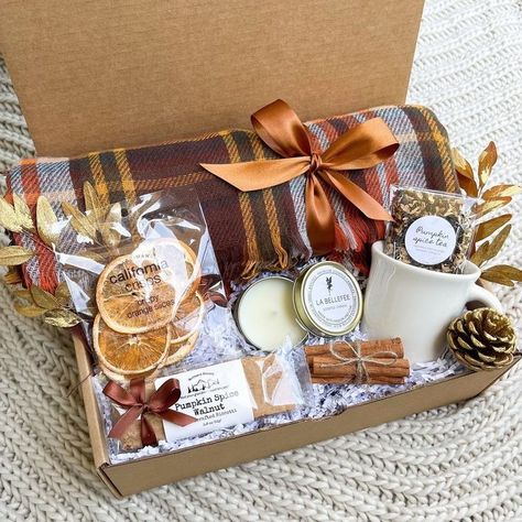 Fall Gift Baskets, Basket Christmas, Best Gift Baskets, Cup Of Hot Chocolate, Hygge Gifts, Hug Gifts, Showing Love, Gift Wrapping Inspiration, Gift Boxes For Women