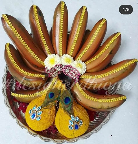 Wedding Plate Decoration South Indian, Fruits Decoration Ideas For Engagement, Plate Decorations Ideas, Wedding Plates Decoration Indian, Thambulam Ideas, Seervarisai Thattu, Aarathi Plates Decoration For Wedding, Banana Decoration, Indian Floral Decor