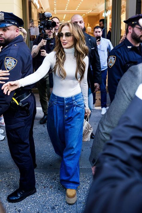 Jennifer Lopez Puts a Low-Key Spin on Her Favorite Pair of Super-Baggy Jeans Gucci Jeans, Latest Celebrity News, Autumn Outfits, Ben Affleck, Winter Sweater, Winter Sweaters, Baggy Jeans, Low Key, Jennifer Lopez