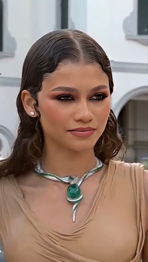 Zendaya Wet Hair, Wet Look Straight Hair, Wet Gel Hairstyles, Slick Back Hairstyles Women Wet Look, Wet Sets Hairstyles, Wet Slicked Back Hair Black Women, Zendaya Wet Look, Wet Hair Makeup Look, Wet Gel Hair Look