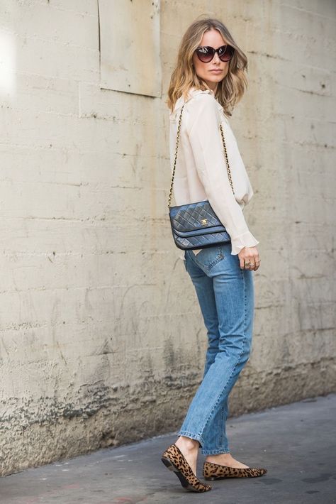 Building Wardrobe, Annie Bing, Comfy Jeans Outfit, Jeans Blouse, Looks Jeans, Stylish Winter Outfits, Leopard Print Shoes, Womens Fashion Jeans, Comfy Jeans