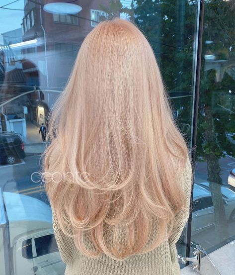 Pink Undertone Blonde Hair, Blonde With Pink Undertone, Strawberry Blonde Peekaboo, Very Light Strawberry Blonde Hair, Blonde Peach Hair, Pink Strawberry Blonde Hair, Blonde Strawberry Hair, Light Pink Blonde Hair, Strawberry Blonde Hair Natural