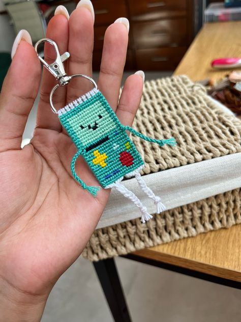 Check out this adorable BMO keychain from Adventure Time, made entirely from thread by @pulseritas.co or gisa on BB! It's such a creative and fun design. If you're a fan of BMO and love crafting, you should definitely give this a try. Head over to Braceletbook for more amazing patterns and get inspired to create your own masterpiece!  Happy crafting! 🎨🧵✨  Pattern #47412  #braceletbook #BraceletLove #BMO #keychain #AdventureTime Alpha Patterns Bmo, Bmo Keychain, Embroidery Thread Keychain, Alpha Patterns Keychain, Alpha Keychain Pattern, Adventure Time Pattern, Alpha Pattern Keychain, Beemo Adventure Time, Thread Keychain