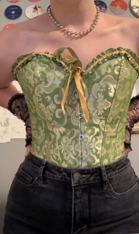 Corset Verde, Court Outfit, Corset Outfits, Green Corset, Corset Outfit, Pastel Goth Fashion, Corset Fashion, Baby Tees Y2k, Waist Training Corset