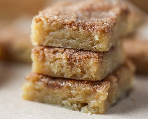 Moist and dense blondies covered with cinnamon sugar. Churro Bars, Churro Bar, Snickerdoodle Bars, Pie Bars, Bar Recipe, Bar Recipes, Bar Cookies, Chewy Cookie, Mexican Style