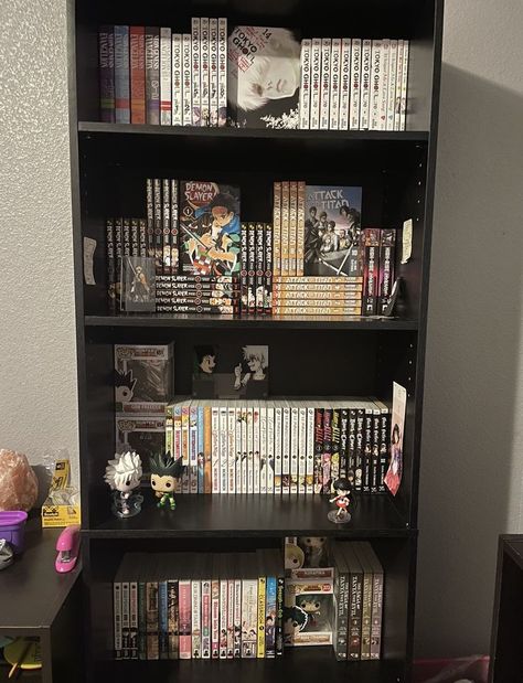 Organizing Manga Shelf, Manga Collection Shelf Aesthetic, Manga Shelf Inspiration, Tokyo Ghoul Manga Shelf, Manga Collection Ideas, Small Manga Shelf Ideas, Manga Set Up Shelf, Black Book Shelf Aesthetic, One Piece Manga Shelf