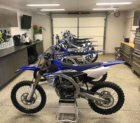 Garage With Dirtbikes, Dirtbike Workshop, Dirt Bike Storage, Dirt Bike Garage, Motocross Garage, Dirt Bike Shop, Motocross Shop, Dirt Bike Gear, Garage Organisation