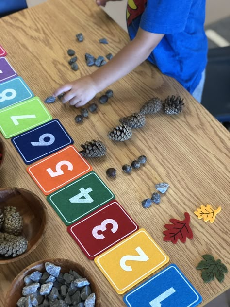 What a great fall math center for reinforcing counting. Abordagem Reggio Emilia, Diy Montessori, Fall Math, Tree Study, Fall Kindergarten, Montessori Math, Kindergarten Math Activities, Fall Preschool, Fall Crafts For Kids