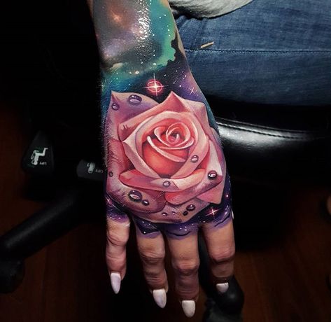 Pink Rose Hand Tattoo Rose Tattoo Hand, Calf Tattoos For Women, Samoan Tattoos, Tattoo Main, Pyramid Tattoo, Best Neck Tattoos, Rose Hand Tattoo, Polynesian Tattoos, Pink Tattoo