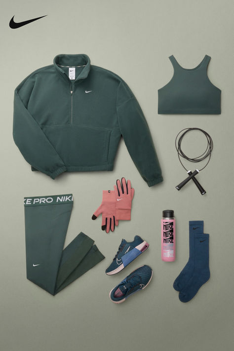 Bring retro coolness to every workout fit with styles that support you. Green Sweats Outfit, Winter Running Outfit, Nike Fits, Nike Women Outfits, Running Outfit, Cute Outfits With Leggings, Sac Diy, Cute Nike Outfits, Casual Preppy Outfits