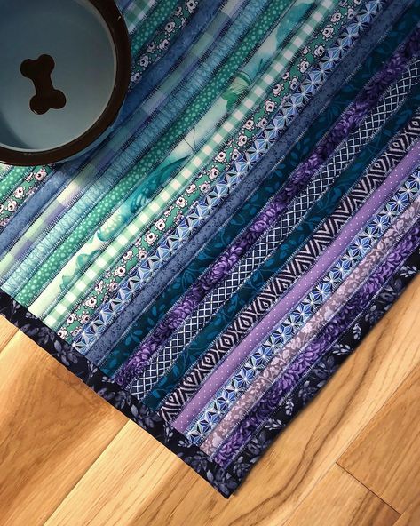 Lilacs & Lace: The Saga of the Jelly Roll Rug Jelly Roll Sewing, Jelly Roll Rug, Jelly Roll Projects, Rag Rug Diy, Homemade Rugs, Rag Rug Tutorial, Quilting Digest, Jelly Roll Patterns, Rope Rug