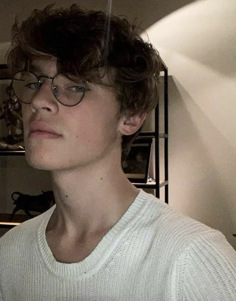 Harry J Potter, Aesthetic Harry Potter, Nerdy Guys, Teenage Guys, Jason Grace, Aesthetic People, Harry Potter Series, Aesthetic Guys, Character Aesthetic