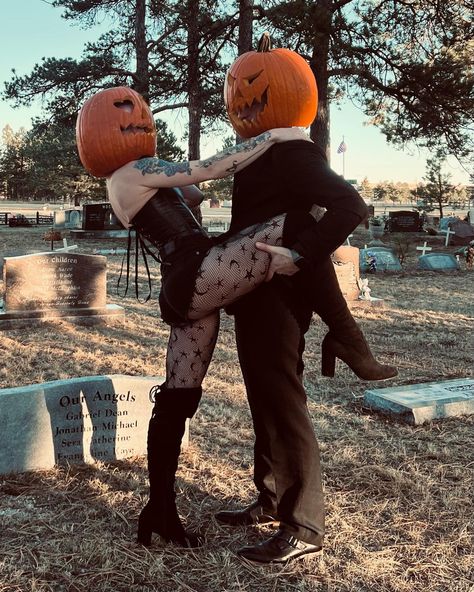 Boyfriend And Girlfriend Matching Halloween Costumes, Cute Couple Halloween Activities, Couple Poses For Halloween, Mother And Son Halloween Photoshoot, Halloween Picture Ideas For Couples, Just Married Halloween Costumes, Cute Couple Halloween Outfits, Couple Goal Halloween, Hot Costumes For Couples