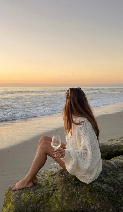 Allison Kelley Instragam Photo Ideas, Clothes Beach Aesthetic, Posing Ideas For Instagram, If Inspo Pics, Beach Insta Aesthetic, Trendy Photo Ideas, Aesthetic Pictures To Recreate By Yourself, Sweater On The Beach, Wine On The Beach Aesthetic