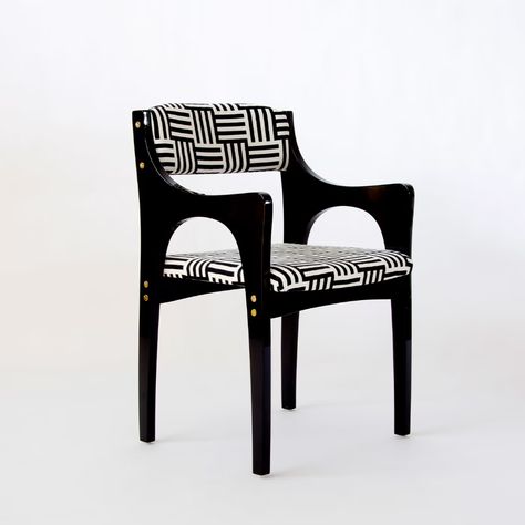 Lola 50's-Inspired Black & White Chair With Arms Extroverso - Artemest Bold Chairs, Black And White Chair, Study Chair, White Chair, The Chair, Touch Of Modern, White Fabrics, Furniture Accessories, Dining Chair