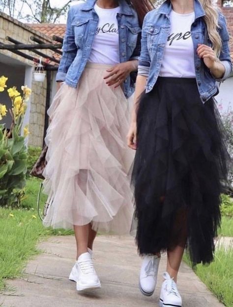 Lavender Tulle Skirt, Tulle Skirt Outfit With Sneakers, Tulle Long Skirt Outfit, Engagement Party Attire Guest, Fall Tulle Skirt Outfit, Long Tulle Skirt Outfit Casual, Gonna Tulle Outfits, Tool Skirt Outfit, Tule Skirt Outfits 2023