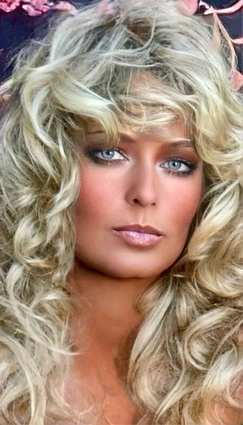 Farah Fawcett Hair, Wall Facebook, Farrah Fawcet, Old Souls, Farrah Fawcett, Actrices Hollywood, Great Hair, Big Hair, Retinol