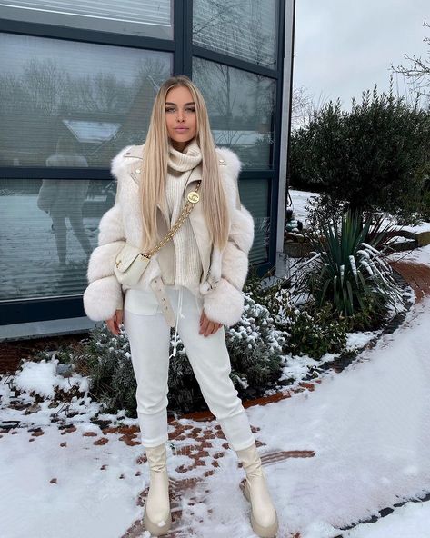 Beige Fur Coat Outfit, White Fur Coat Outfit, Beige Fur Coat, Winter Holiday Outfits, Sporty Chic Outfits, Fur Coat Outfit, Winter Coat Outfits, White Fur Coat, Hairstyles Blonde