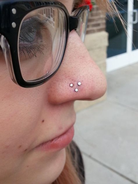 Triple nostril with genuine diamonds! : piercing Triple Nostril Piercing, Piercing Arrangements, Triple Nose Piercing, Triple Piercing, Double Nose Piercing, Cool Piercings, Nose Jewelry, Body Love, Body Mods