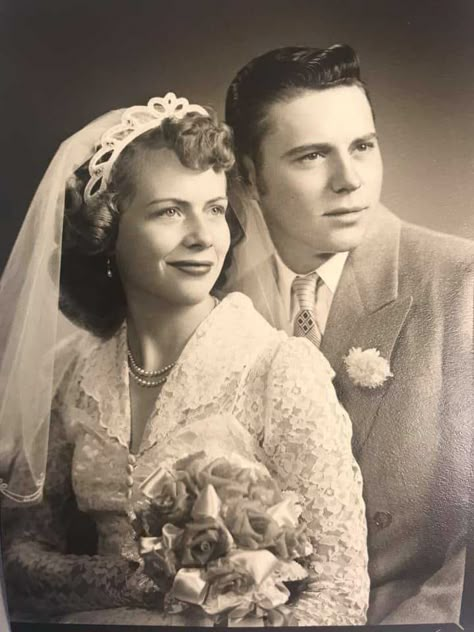 Save Money Wedding, Vintage Bridal Fashion, Old Fashioned Wedding, Money Wedding, 1940s Wedding, Vintage Brides, Vintage Couples, Vintage Wedding Photos, Wedding Gowns Vintage