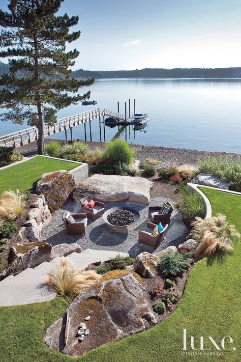 A Modern Fox Island Home with Striking Outdoor Living Spaces | LuxeDaily - Design Insight from the Editors of Luxe Interiors + Design Dröm Hus Planer, Lake Landscaping, Log Houses, Lakeside Living, Backyard Fire, Fire Pit Backyard, Dream Backyard, Decor Minimalist, Backyard Patio Designs