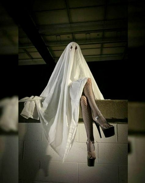 Ghost Pinup, Sheet Ghost Costume, Ghostface Photoshoot, Halloween Shot Ideas, Haunting Photography, Halloween Group Costumes, Halloween Styled Shoot, Ghost Photoshoot, Halloween Shoot