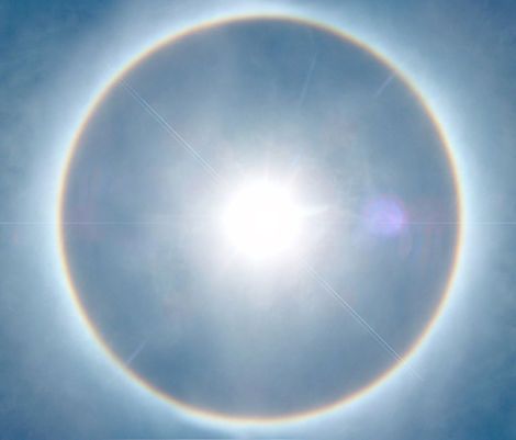 Eight Types Of Ice Halos Are Crammed Into One Glorious Winter Photo Types Of Halos Angel, Domed City, Icy Landscape, Types Of Ice, Optical Phenomena, Angel Energy, Dreamcore Weirdcore, Winter Photo, Japanese Aesthetic