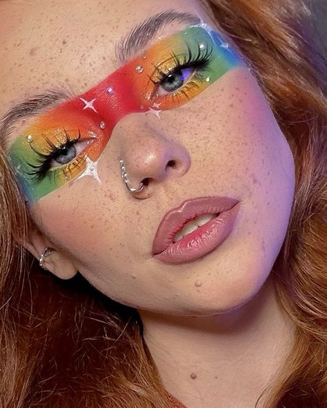 Rainbow Inspired Makeup, Full Face Colorful Makeup, Rainbow Makeup Tutorial, Make Up Looks Crazy, Colourful Makeup Ideas, Carnival Makeup Ideas Easy, Makeup Ideas Colorful Creative, Colorful Make Up, Make Up Artistique