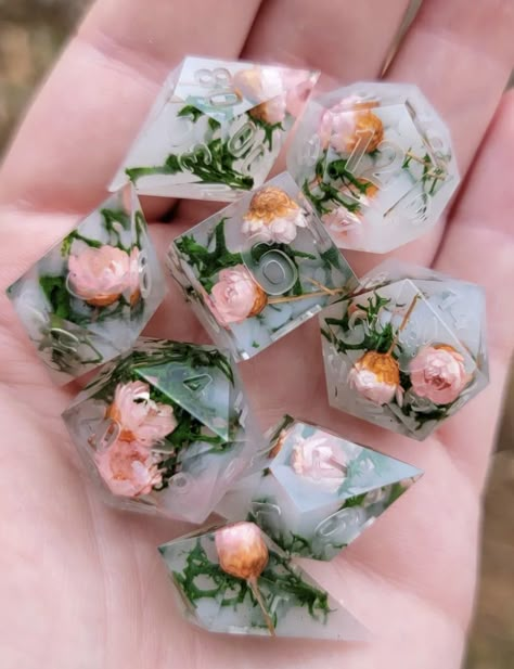 D20 Aesthetic, Diy Dnd Dice, Resin Dice Ideas, D&d Crafts, Dnd Dice Aesthetic, Dnd Wedding Ideas, Dungeons And Dragons Aesthetic, Dungeons And Dragons Wedding, Dungeons And Dragons Diy