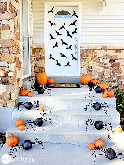 how to update your entry for halloween. quick and easy ideas that everyone will love! Diy Halloween Spider, Clever Halloween, Halloween Front Doors, Halloween Fest, Casa Halloween, Halloween Front Porch Decor, Diy Halloween Decor, Adornos Halloween, Halloween Porch Decorations