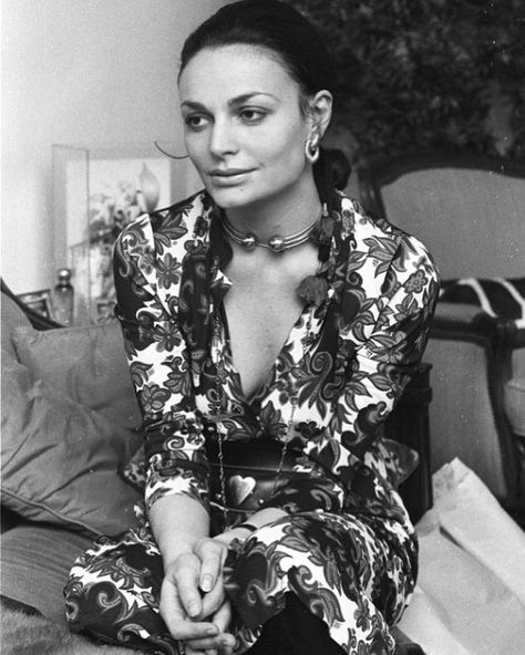 A young DVF. Inspired to have a career with the longevity and sense of purpose like Diane. #strongwomen #womenwhoinspire #dvf #flairstyle Dvf Wrap Dress, Andy Warhol, Bags Travel, Fashion Books, 70s Fashion, Inspirational Women, Von Furstenberg, Diane Von, Ladies Day