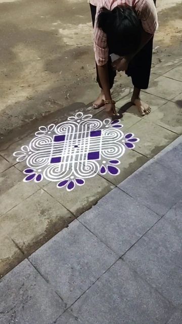 Easy Rangoli Patterns, Cartoons Rangoli Design, Simple Rangoli With Dots, Easy Rangoli Designs Videos, Very Easy Rangoli Designs, New Year Rangoli, Pattern Design Drawing, Rangoli Side Designs, Alpona Design