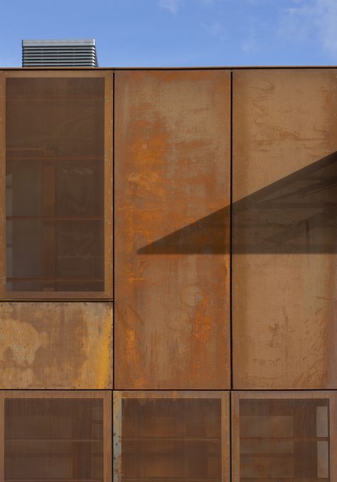 Architect: Stanton Williams Photography: Hufton + Crow Stanton Williams, Metal Building Kits, Steel Architecture, Steel Cladding, Metal Facade, Architectural Materials, Metal Cladding, Weathering Steel, Metal Siding