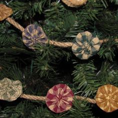 Rope Christmas Tree, Fabric Yoyos, Primitive Christmas Tree, Prim Christmas, Homespun Fabric, Laura Ingalls Wilder, Christmas Tree Garland, Tree Garland, Jute Rope