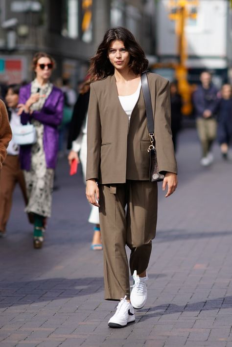 Update a nostalgic-feeling suit with contemporary kicks. Quoi Porter, Fashion Week 2018, Berlin Fashion Week, Model Street Style, Women Fashion Edgy, Womens Fashion For Work, Fashion Week Street Style, Jeans Boyfriend, Womens Fashion Trends